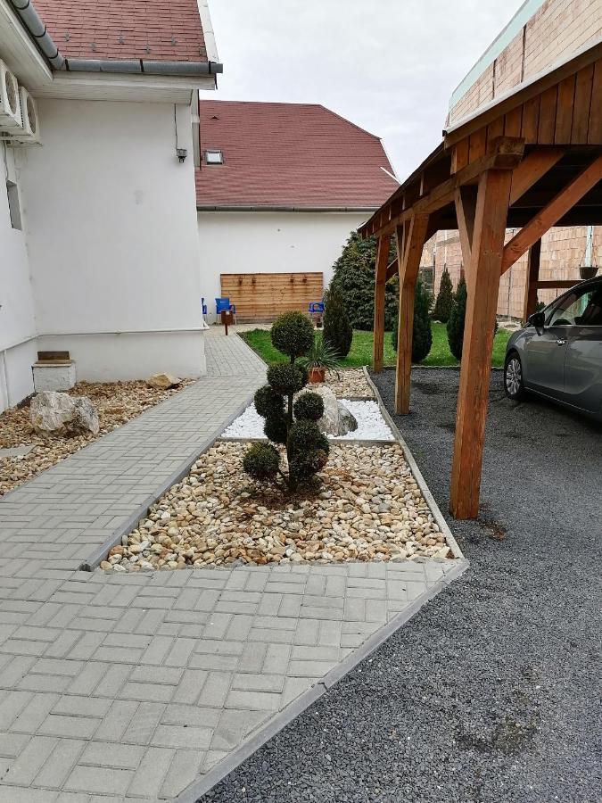 Joos Apartman Шарвар Екстер'єр фото